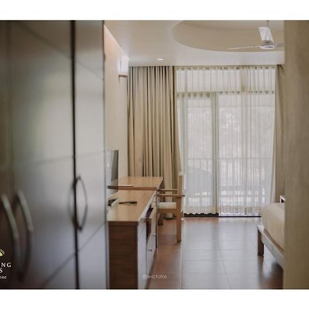 Hotel Whispering Waters Malayāttūr Esterno foto