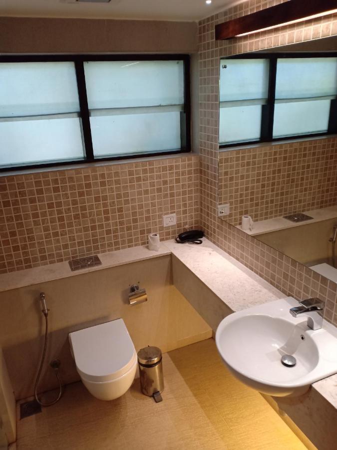 Hotel Whispering Waters Malayāttūr Esterno foto