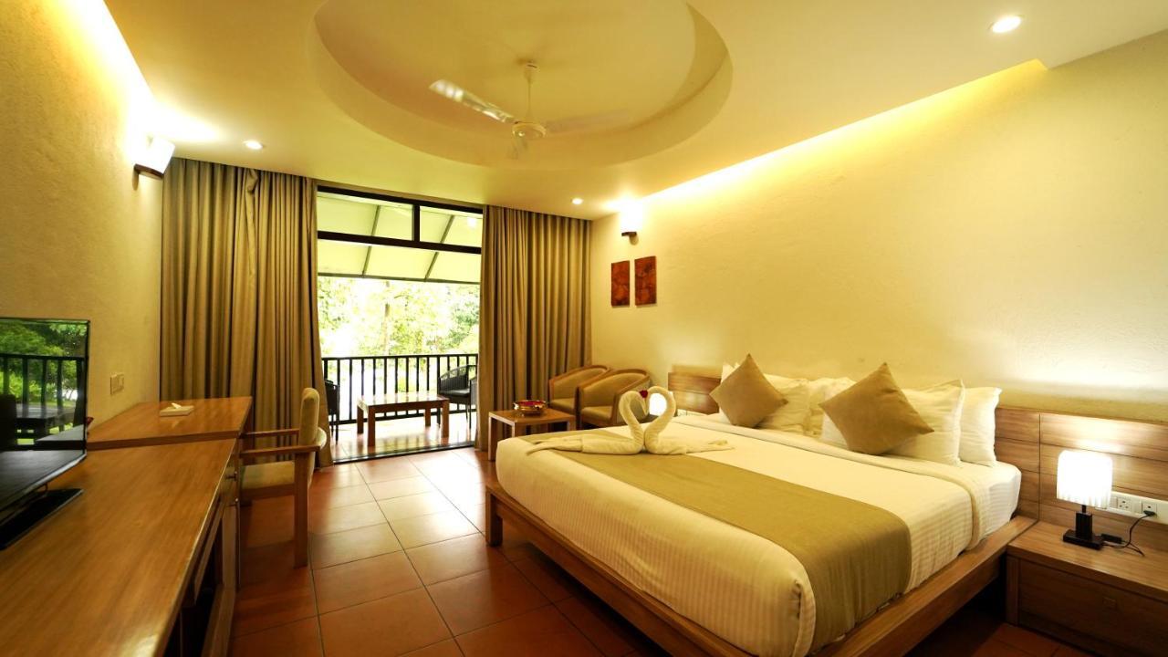 Hotel Whispering Waters Malayāttūr Esterno foto