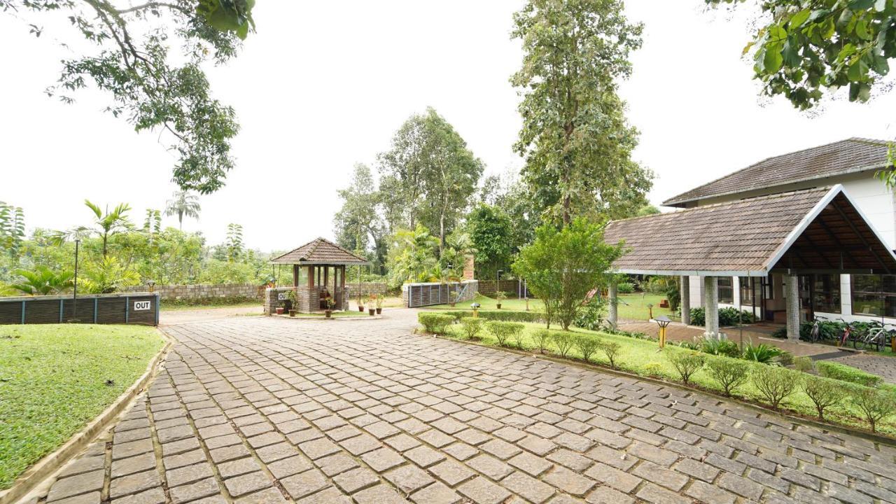 Hotel Whispering Waters Malayāttūr Esterno foto