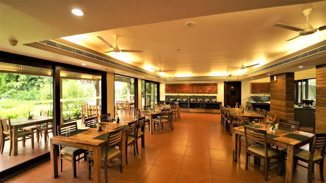 Hotel Whispering Waters Malayāttūr Esterno foto