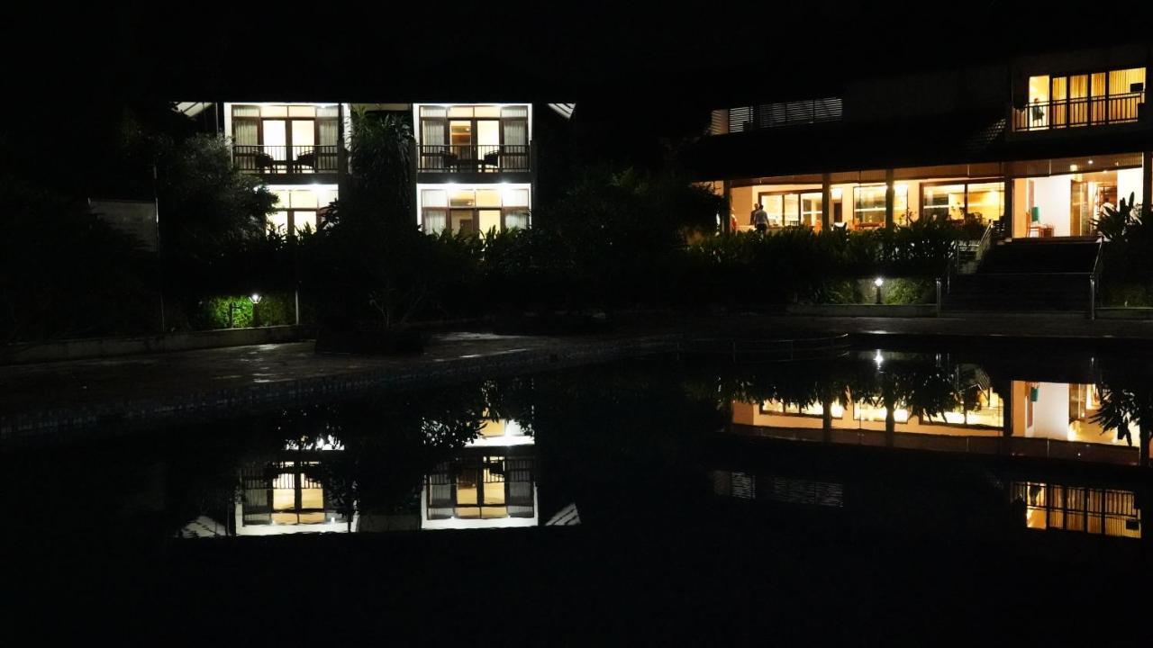 Hotel Whispering Waters Malayāttūr Esterno foto
